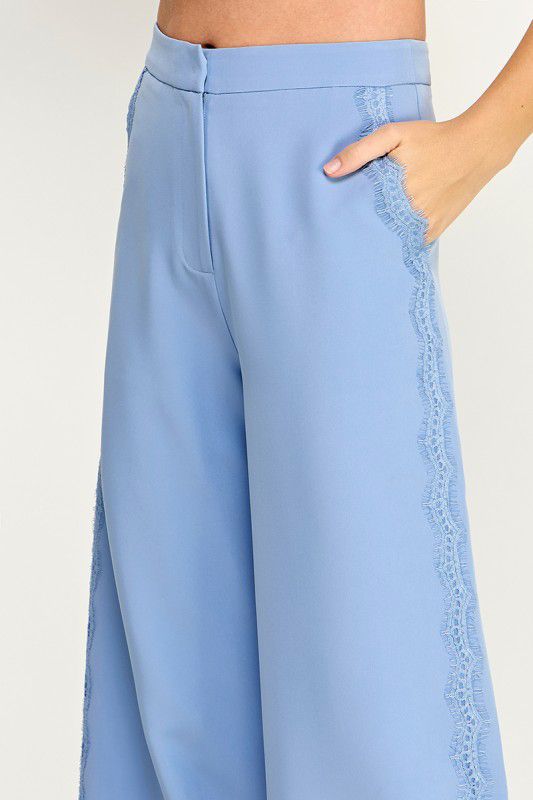 Pantalón con detalle de encaje
