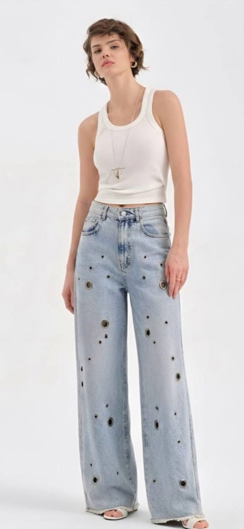 Jeans wide leg con ojillos en delantero