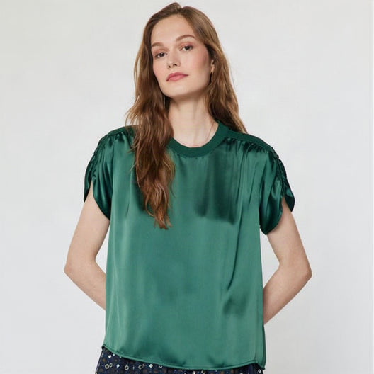 Blusa satinada detalle hombro