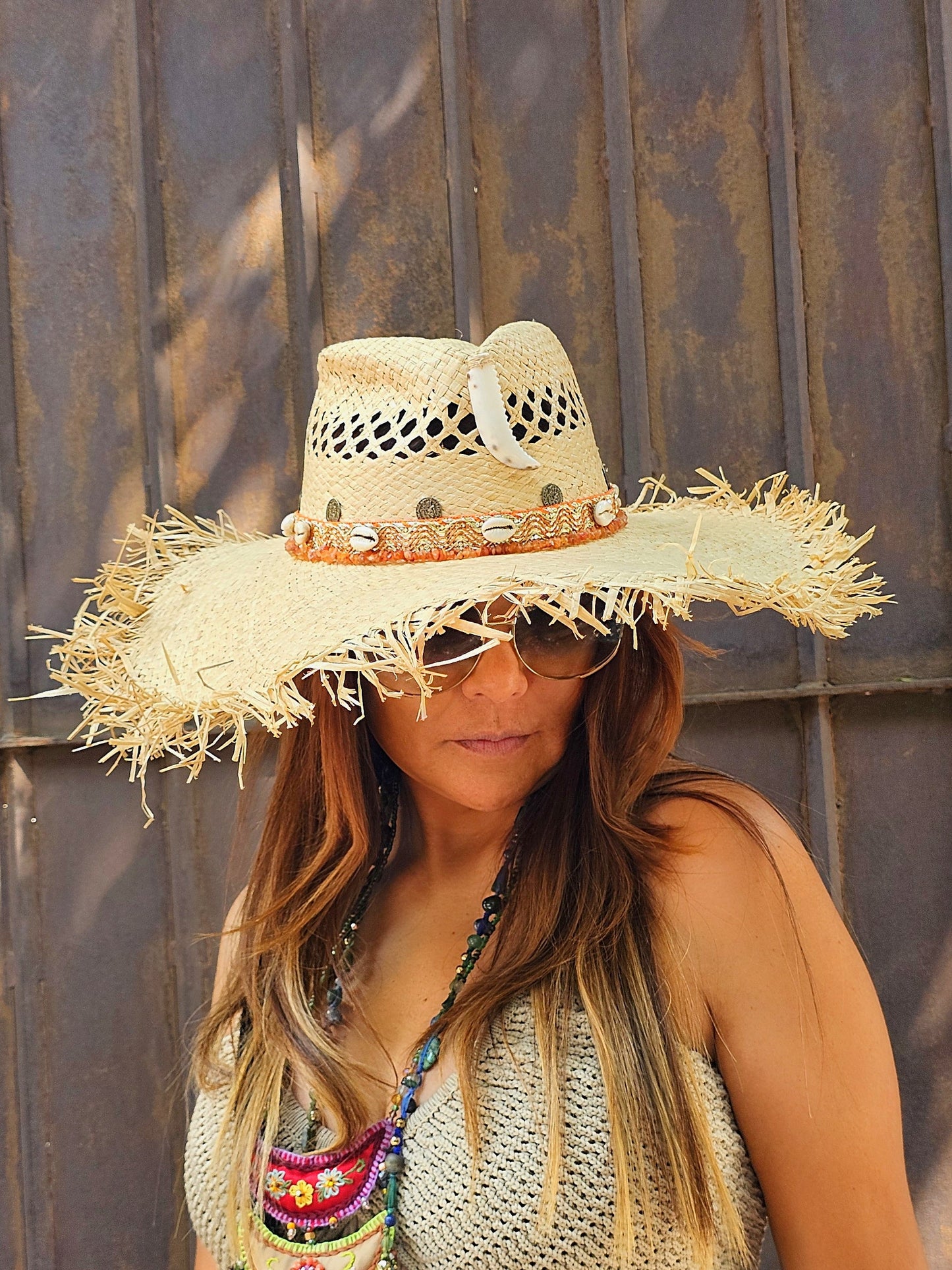 Sombrero Boho de Paja con Conchas y colmillo