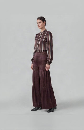Pantalón cortes pespuntes