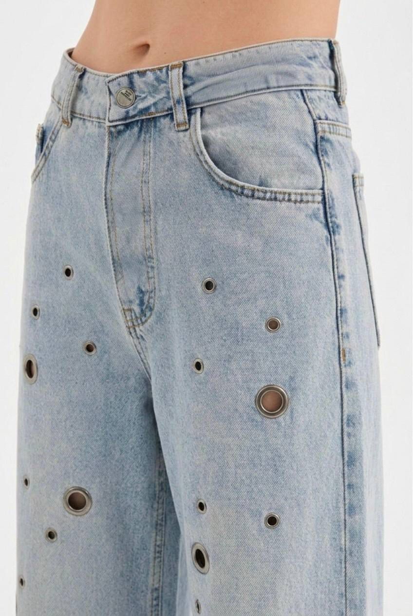 Jeans wide leg con ojillos