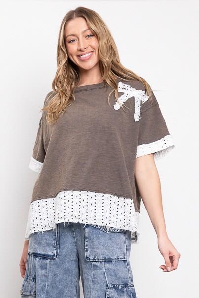 Camiseta deslavada con aplicaciones