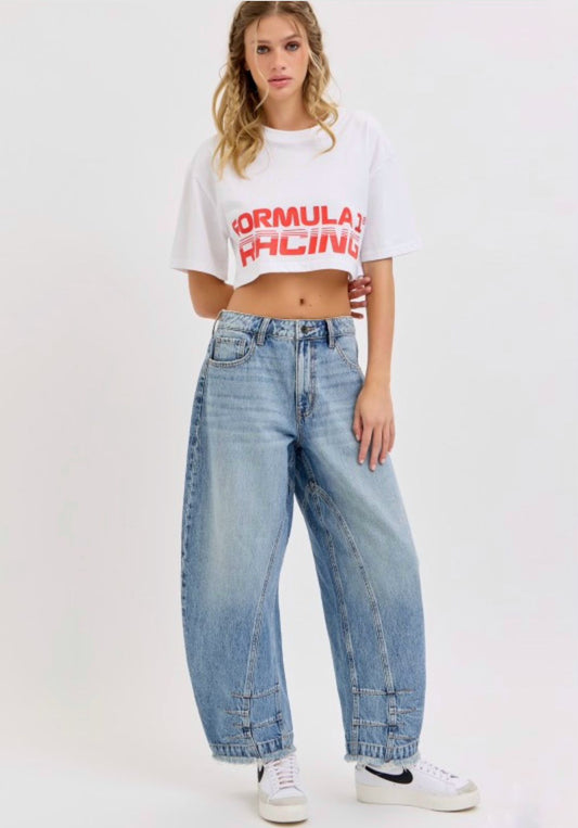 Jeans barrel con pinzas en ruedo