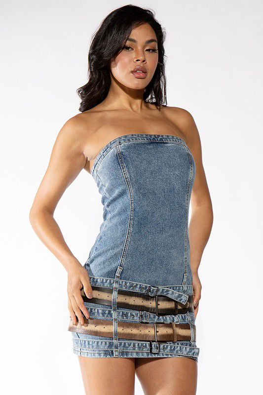 Vestido con cinturones