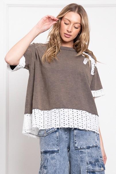 Camiseta deslavada con aplicaciones